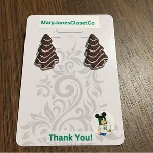 Holiday Chocolate Cake post earrings